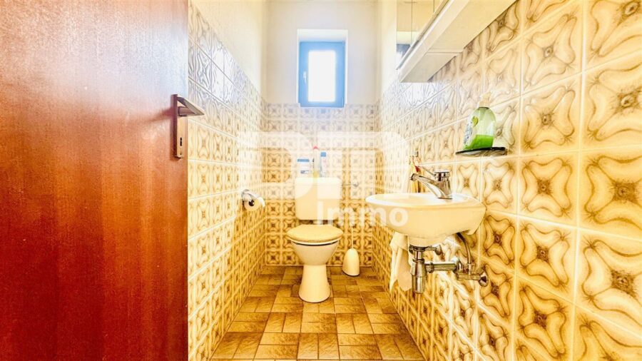 Solider Familien-Bungalow mit großem Potenzial in ruhiger Lage mit Wintergarten und Garage - EG Gäste WC